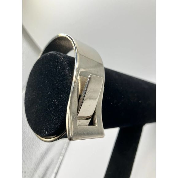 Buckle Shaped Modern Silver-Tone Hinged Bracelet! - Picture 8 of 13